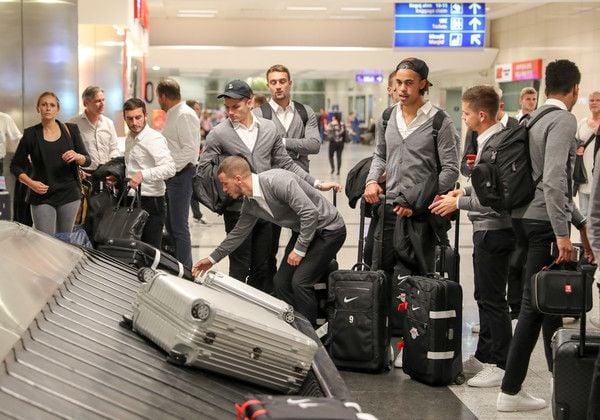 RB Leipzig zu Gast bei Besiktas Istanbul: Diego Demme und seine Teamkollegen am 25. September auf dem Flughafen Istanbul.