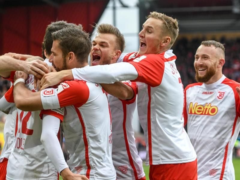 Die Mannschaft von Regensburg jubelt nach dem Treffer zum 3:1 im Spiel gegen Kaiserslautern. Foto: Armin Weigel