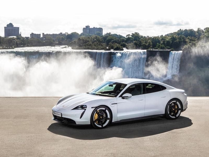 Unter Strom: Der elektrische Porsche Taycan kann bis zu 260 km/h schnell werden. Foto: Porsche AG/dpa-tmn