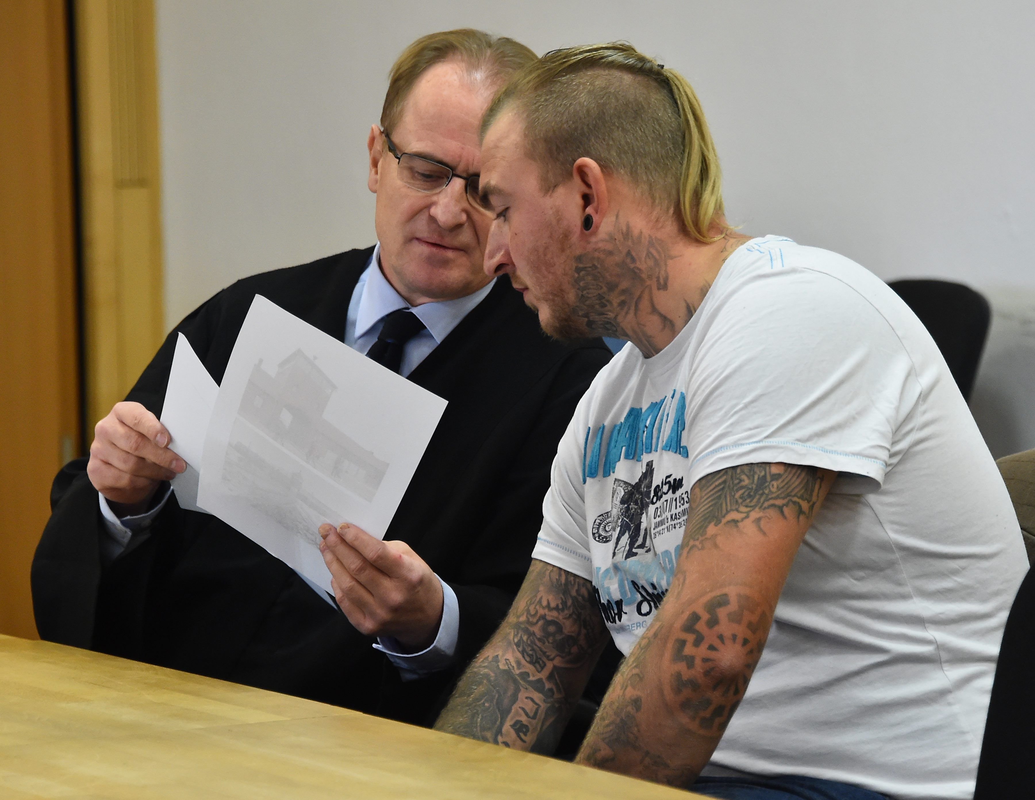 Der wegen Volksverhetzung durch Zurschaustellung eines Rückentattoos mit den Umrissen eines Konzentrationslagers und dem Spruch "Jedem das Seine" in einem Schwimmbad angeklagte NPD-Kommunalpolitiker Marcel Zech mit seinem Anwalt Wolfram Nahrath.