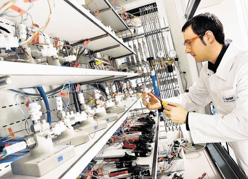 Christian Saffert, Chemielaborant, überprüft am „Multi-Kanal-Testsystem“ die Speicherkapazitäten verschiedener Lithium-Ionen-Testbatterien.