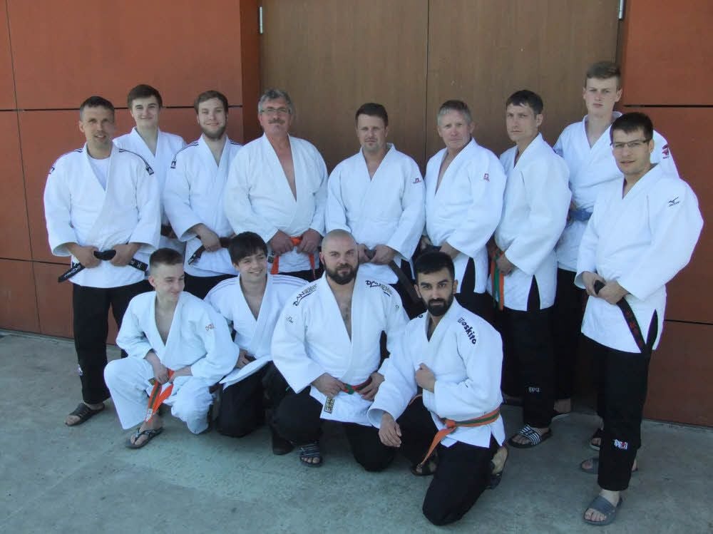 Das Männenrteam der Friesen: D. Schwitalla (hintere Reihe, v. l.), T. Flucke, B. Kühnel, H. Mika, N. Lietz, W. Heinze, B. Heinze, E. Wesemann, J. Schiek sowie E. Puschendorf (vordere Reihe, v. l.), C. Kaiser, S. Richter, E. Bakshishev.