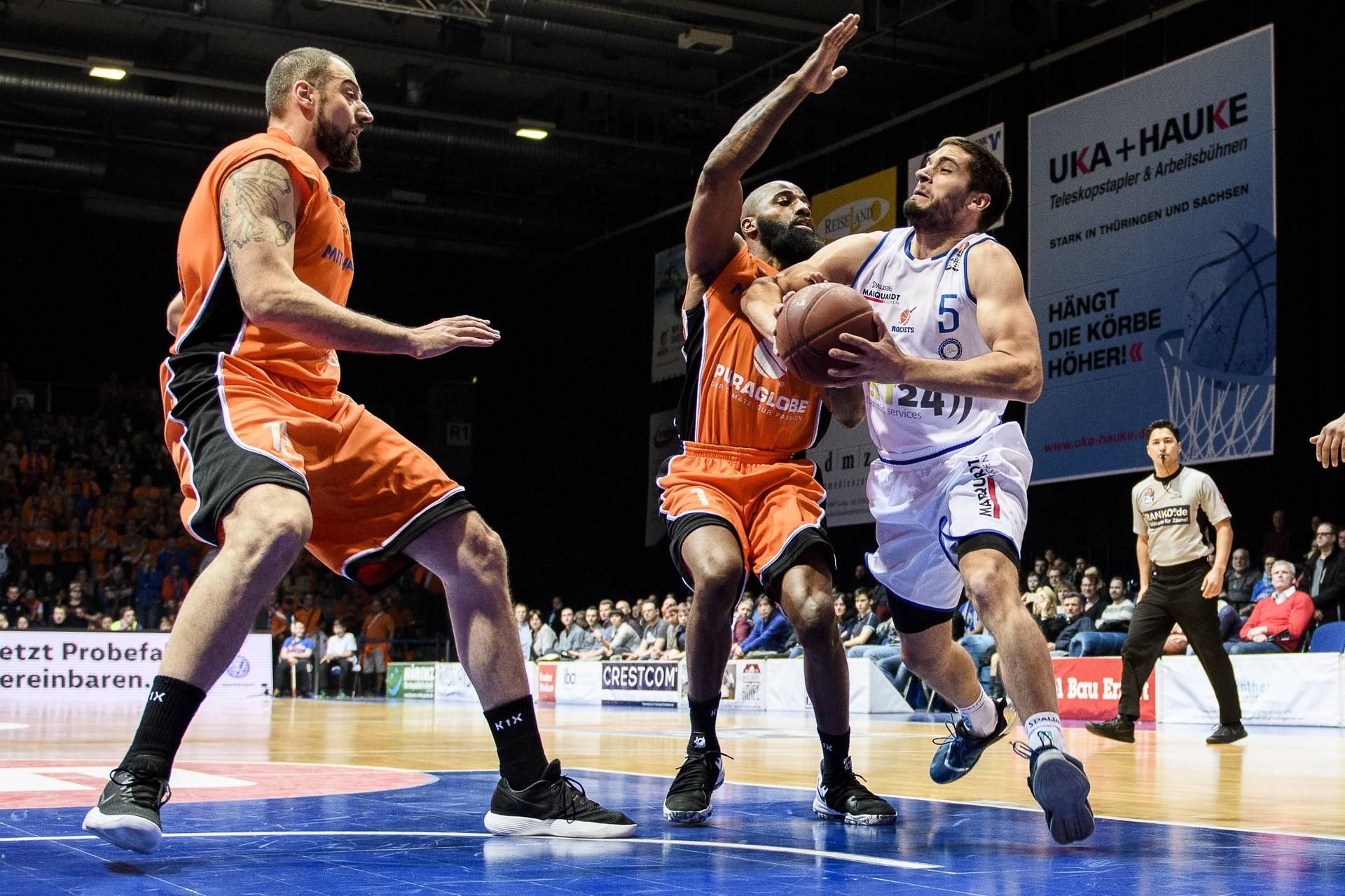Daniel Schmidt 5 (Rockets) gegen Djordje Pantelic 12 (MBC) und Marcus Hatten 1 (MBC)