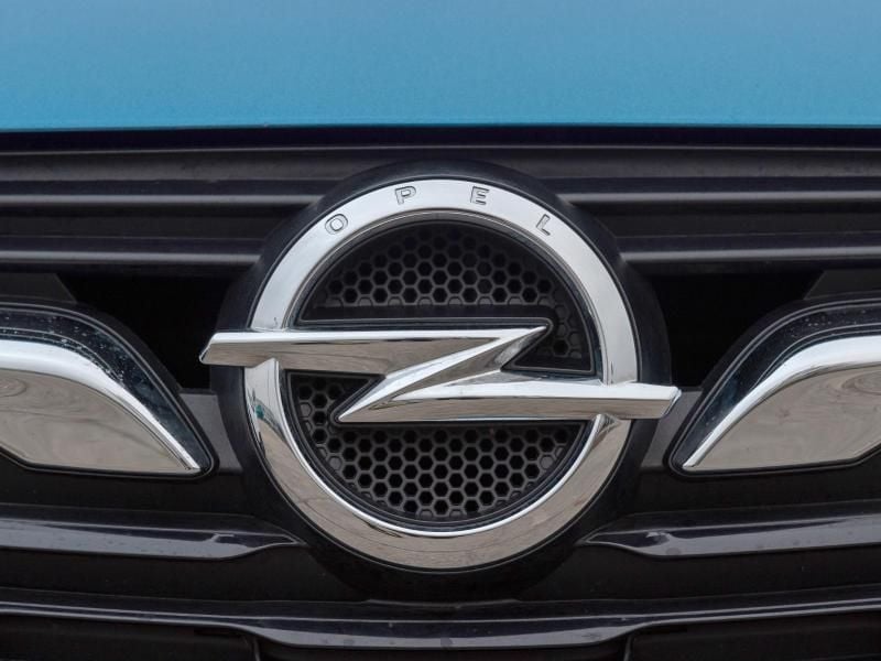 Das Opel-Logo an einem SUV. Foto: Silas Stein/Archivbild