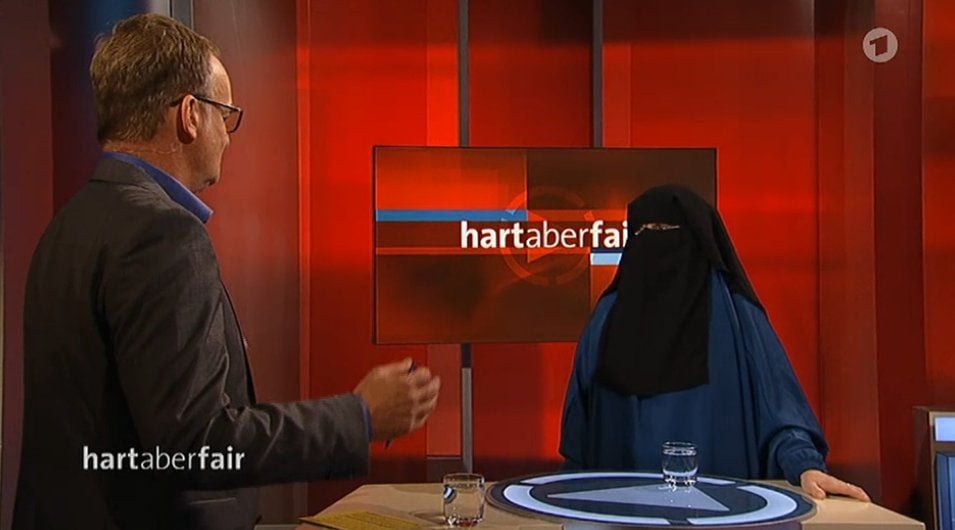 Frank Plasberg im Gespräch mit Niqab-Trägerin Monika B.