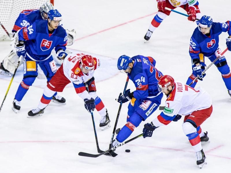 2019 noch dabei: Slowakische und russische Spieler kämpfen beim Deutschland Cup um den Puck. Foto: Marcel Kusch/dpa