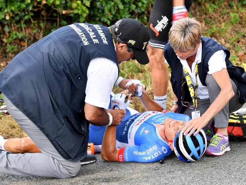 Der Niederländer Niki Terpstra wird nach einem Sturz behandelt. Foto: David Stockman/BELGA