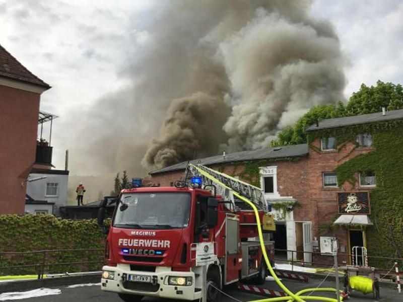 Feuerwehrleute im Einsatz an der brennenden Diskothek in Bayreuth. Foto: Fricke/NEWS5 Redaktion