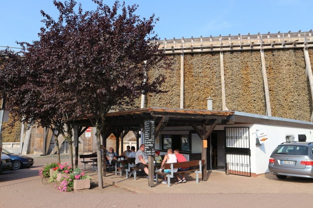 Der Kiosk am Meller Tor ist mittags gut besucht, wie im Sommer, als die Gäste dort ihre Pause verbringen.