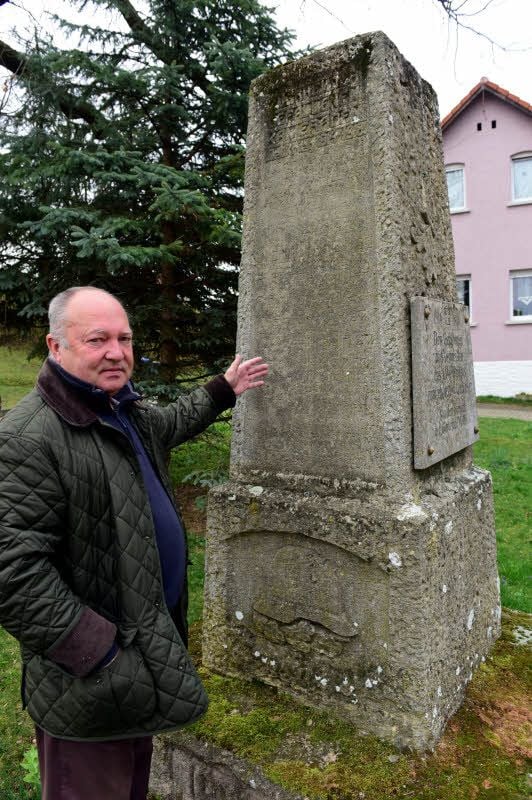 Martin Wilms vor dem Kriegerdenkmal in Walbeck