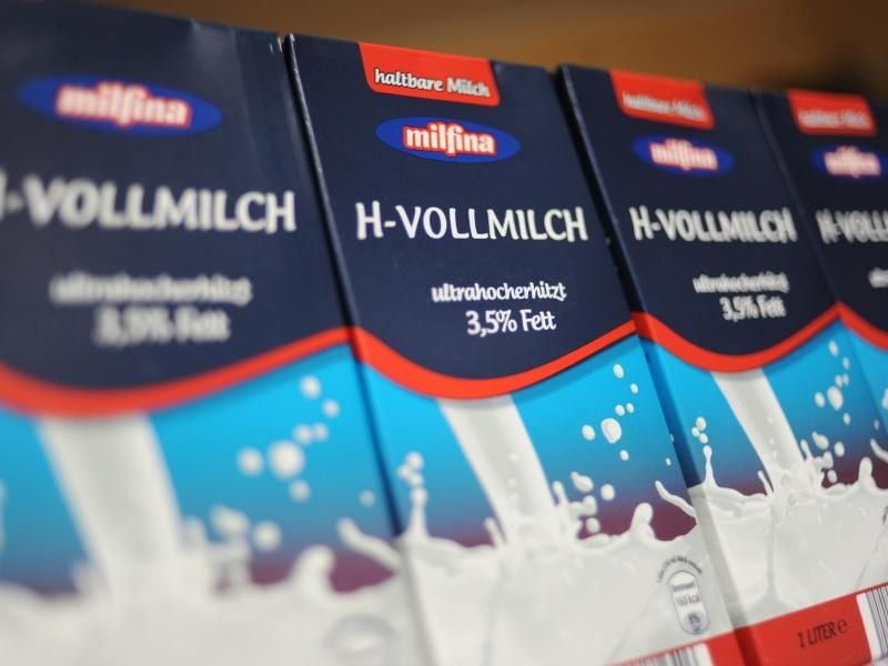 Tetra-Packs mit Milch der Marke Milfina, einer Handelsmarke von Aldi Süd. Foto: Andreas Gebert/Archiv