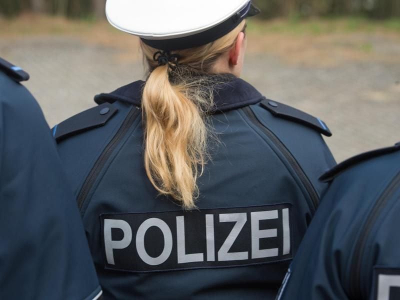 Auf der Jacke einer Auszubildenden ist der Schriftzug „Polizei” zu sehen. Foto: Stefan Sauer/Archiv