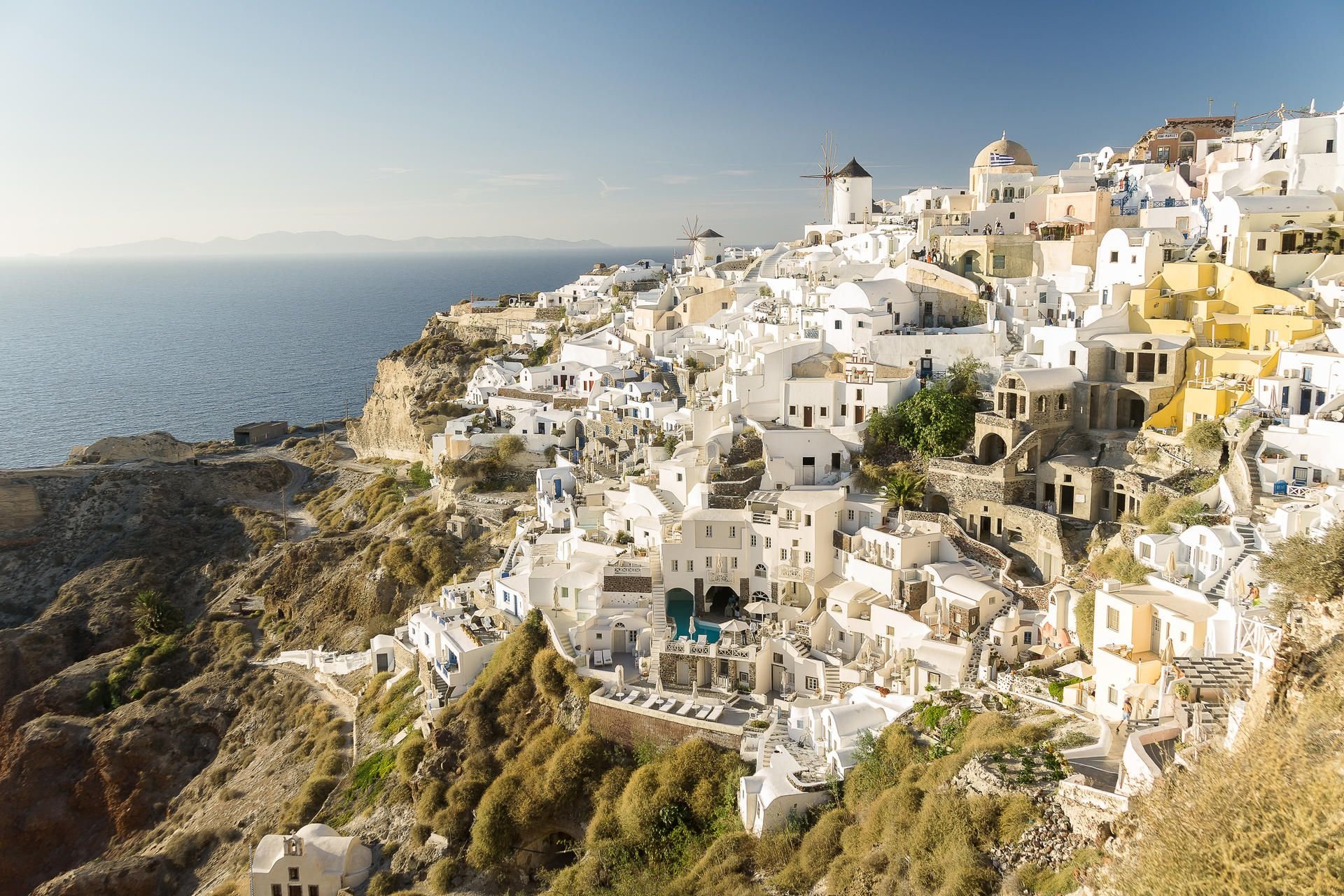 Santorin ist für seine weißen Häuser oben auf den Vulkanfelsen berühmt - die Popularität hat aber ihren Preis: Unterkünfte mit Meerblick kosten leicht 200 bis 300 Euro pro Nacht.