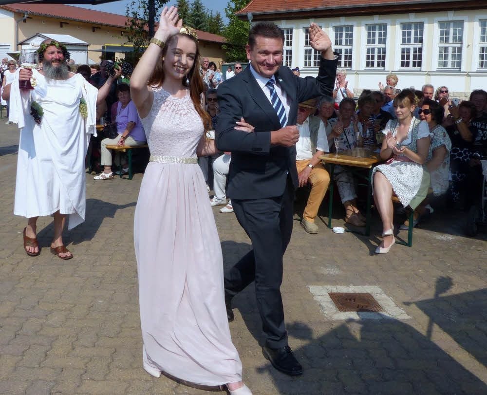 Bürgermeister Udo Mänicke führt Anna-Lisa Klauser zur Bühne.