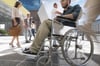 Eine Person im Rollstuhl