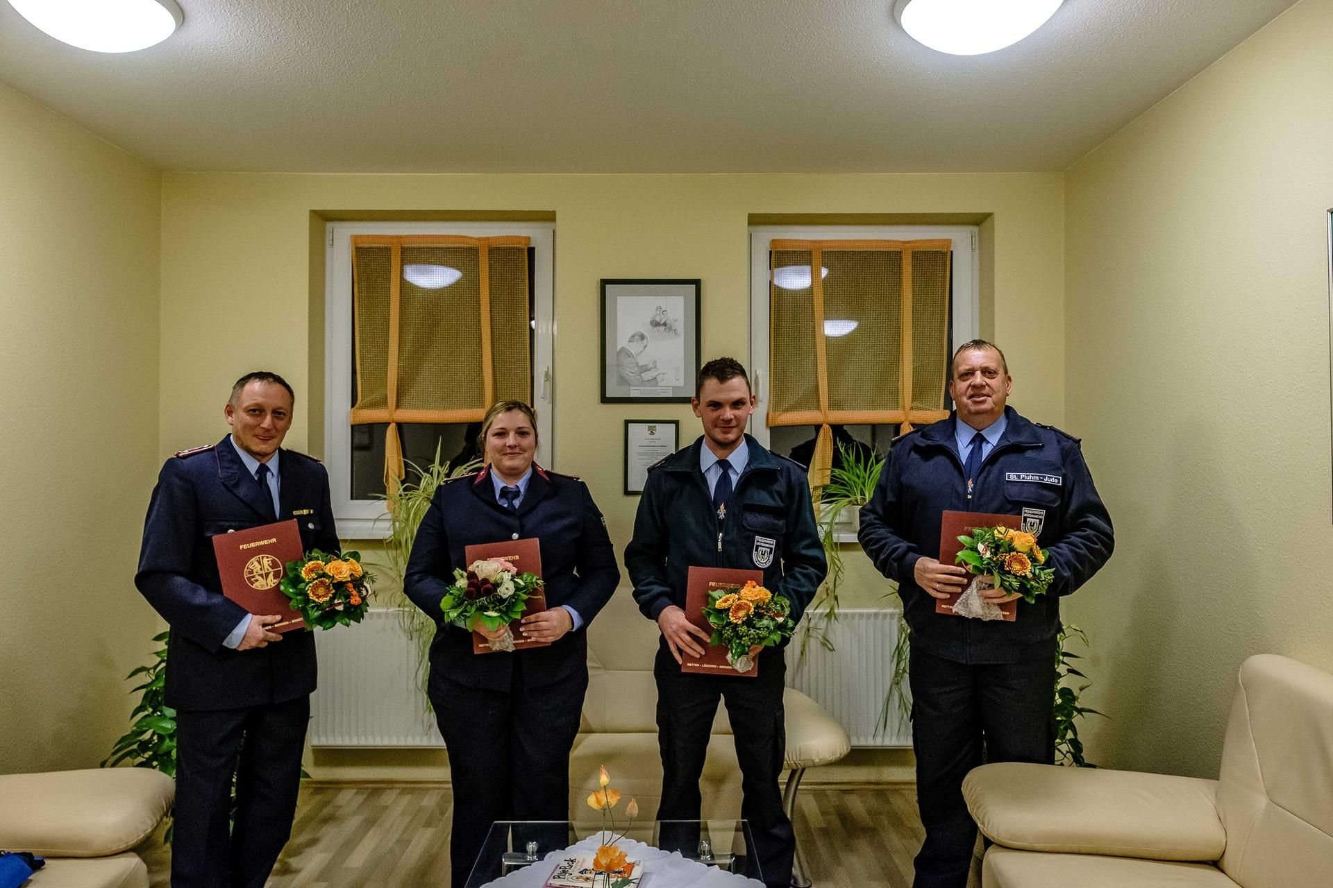 Offiziell berufen wurden am Dienstag die Kameradinnen und Kameraden (von links) Frank Richter, Julia Matzke, Michael Höhne, Steffen Pluhm-Jude von Bürgermeister Enrico Schilling.