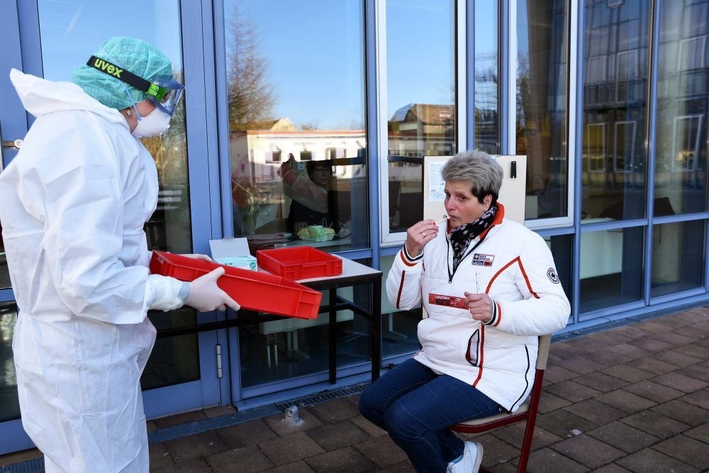 Elke Leonhardt (re.) lässt sich durch einen Abstrich auf Covid-19 testen. Doreen Scharfen, ansonsten Frauenärztin in der Helios-Klinik Köthen, verabreicht ihr das Teststäbchen und verwahrt die Probe anschließend sicher.