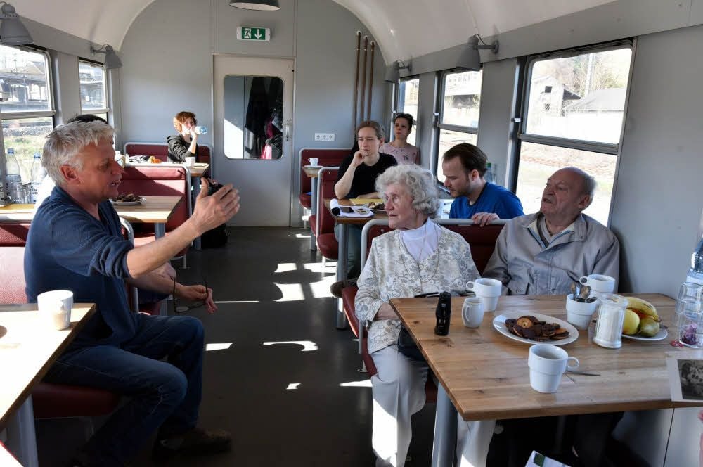 Regisseur Jens-Erwin Siemssen (l.) sprach im Theaterzug am Bahnhof mit den ehemaligen Intex-Mitarbeitern Ilse Wolf und Ralf Beckmann (r.)