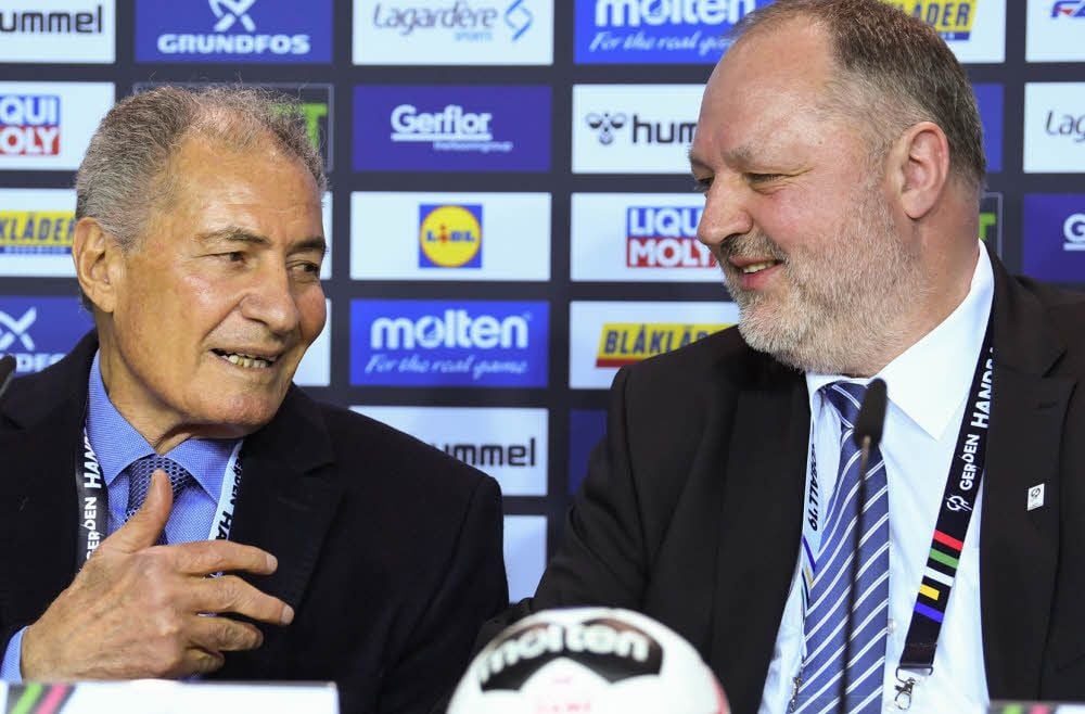Andreas Michelmann (r.) redet mit dem Welthandball-Verbandspräsidenten Hassan Moustafa.