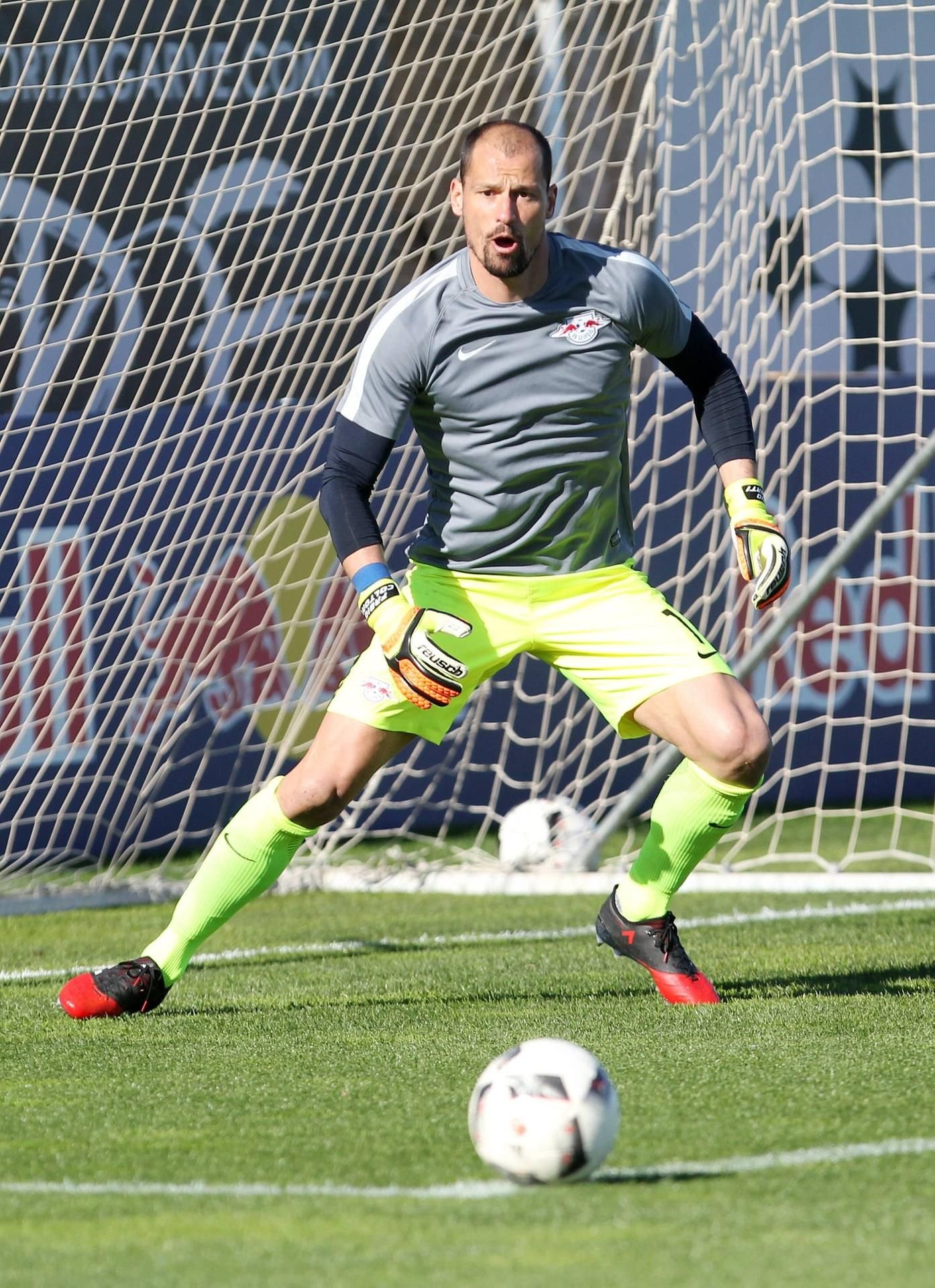 Péter Gulácsi steht für RB Leipzig zwischen den Pfosten.
