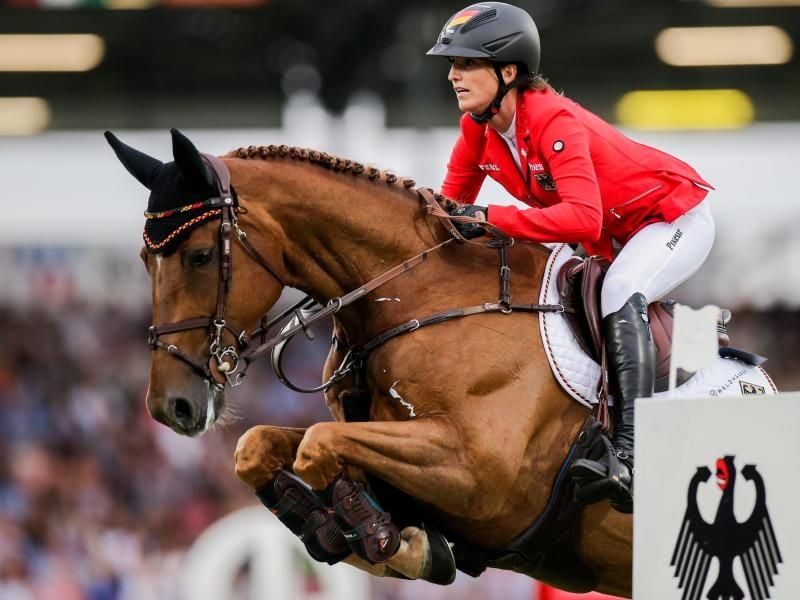 Simone Blum überspringt mit Alice in Aachen ein Hindernis. Foto: Rolf Vennenbernd