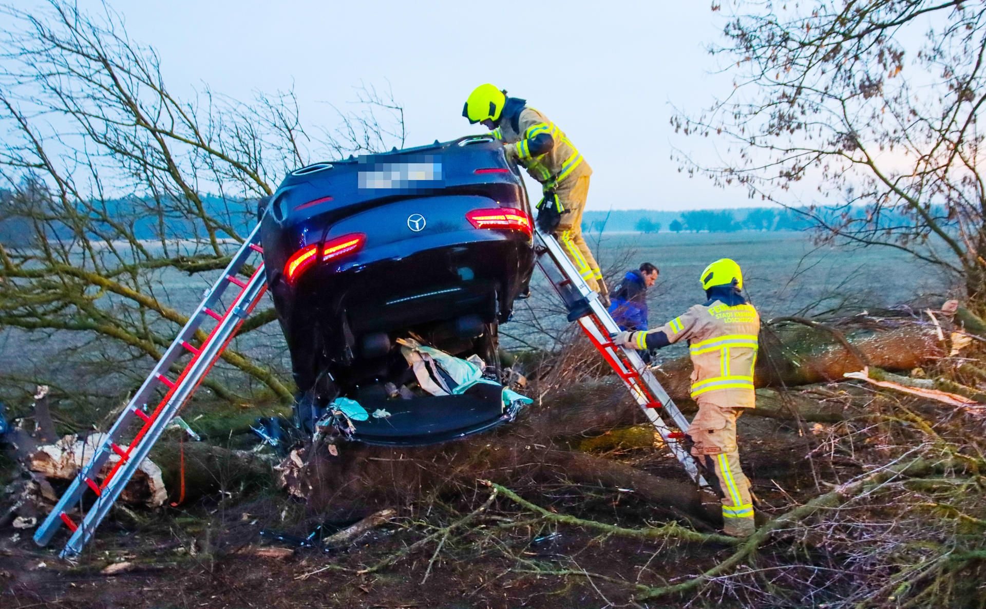 Der 34 Jahre alte Fahrer des Wagens sei zwischen Kremmen und dem Ortsteil Sommerfeld in einer Kurve nach links von der Straße abgekommen.