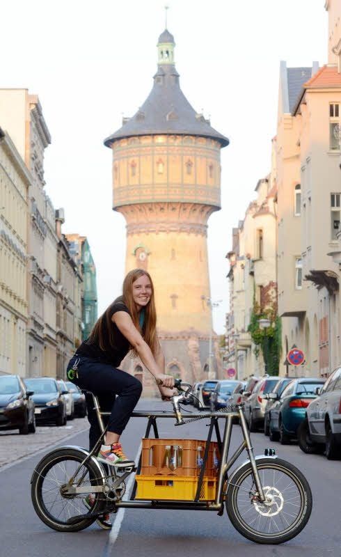 Das schleppt was weg! Zwei volle Kisten Wasser sind für Nele Dittmars Lastenrad kein Problem.