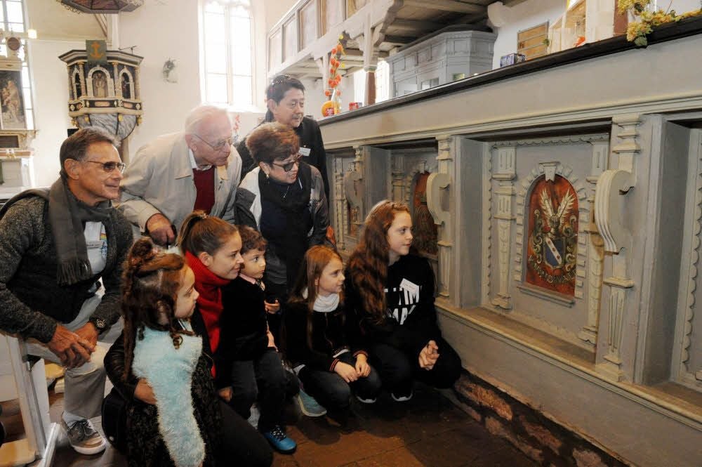 Gäste beim Blick auf das Wappen