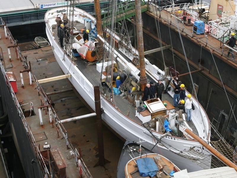 Der historische Lotsenschoner „No. 5 Elbe” in einer Werft im Trockendock. Foto: Maurizio Gambarini/Archivbild