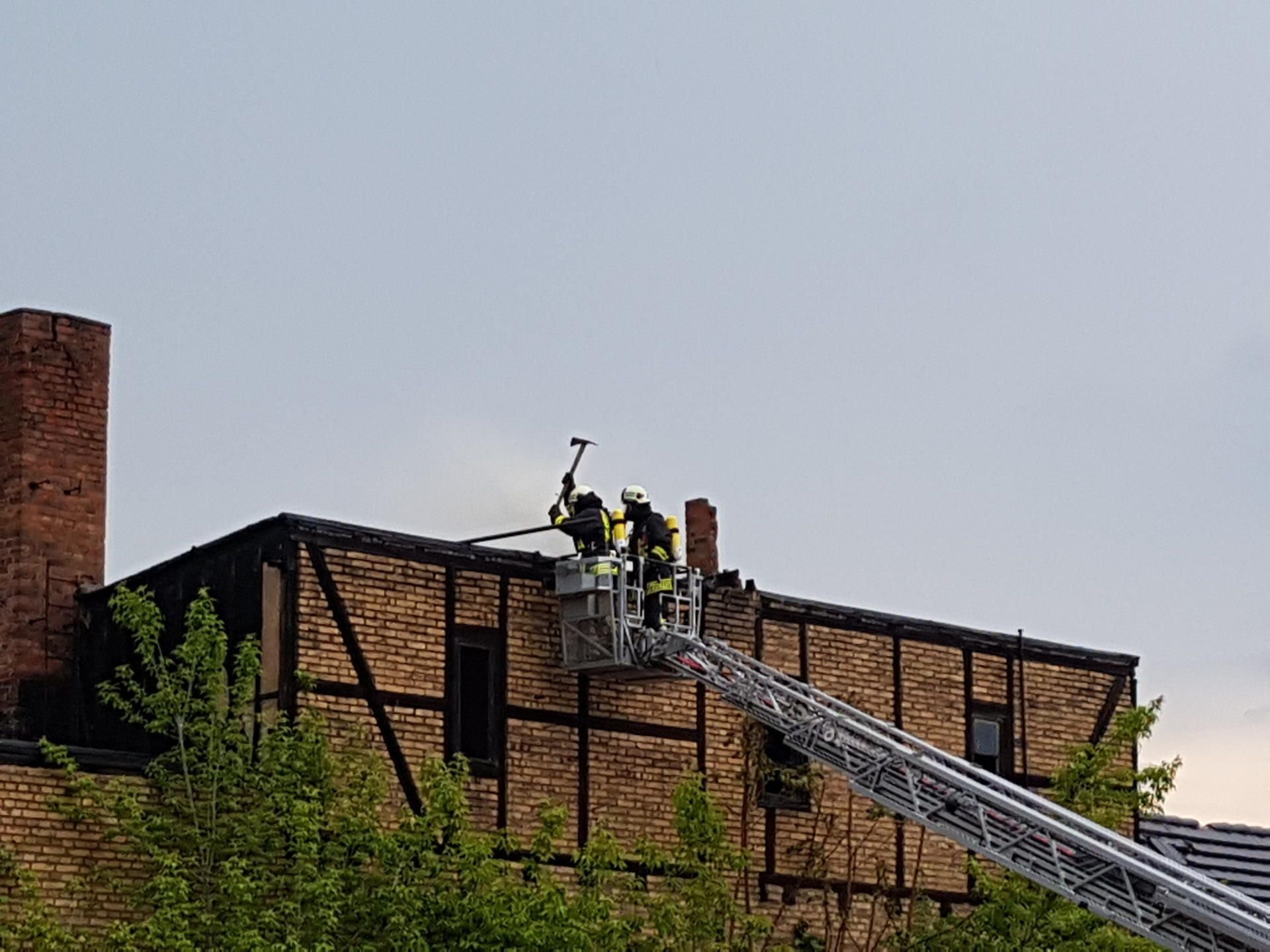 Die Feuerwehr in Merseburg musste am Freitagnachmittag zu einem Dachstuhlbrand ausrücken.