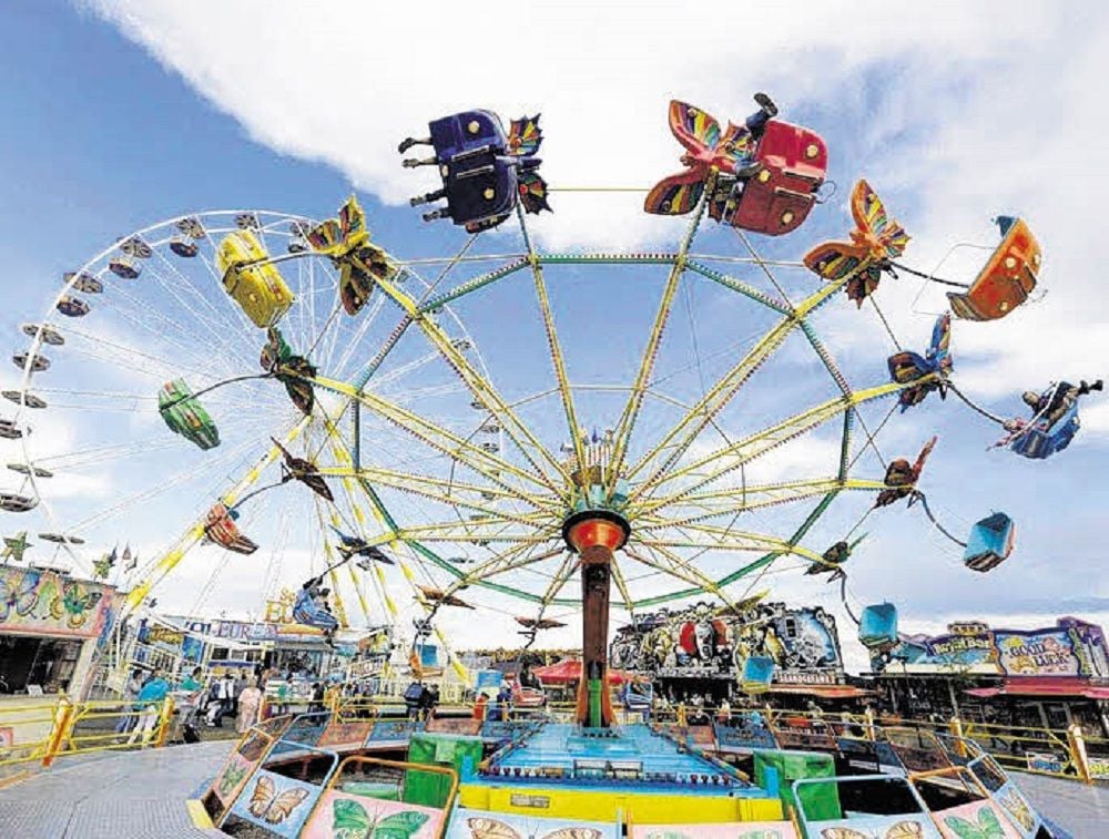 Jeder Ortsteil von Bitterfeld-Wolfen hat sein Volksfest: Bitterfeld feiert das Hafenfest, Bobbau sein Wasserturmfest und Greppin das Vereins- und Frühlingsfest. In Holzweißig lockt der Bergmannstag viele Besucher an, Thalheim feiert sein Sommerfest. Wolfens Vereins- und Familienfest wurde in den Rathaus-Innenhof verlegt.