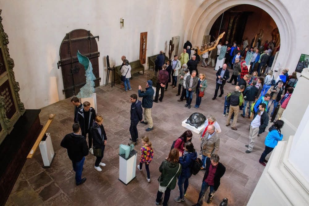 Zahlreiche Besucher sind zur Vernissage der Ausstellung „Der Augenblick“ in die Naumburger Wenzelskirche gekommen. Zu sehen sind bis Ende November Werke des Hollsteitzer Künstlers Roland Lindner.