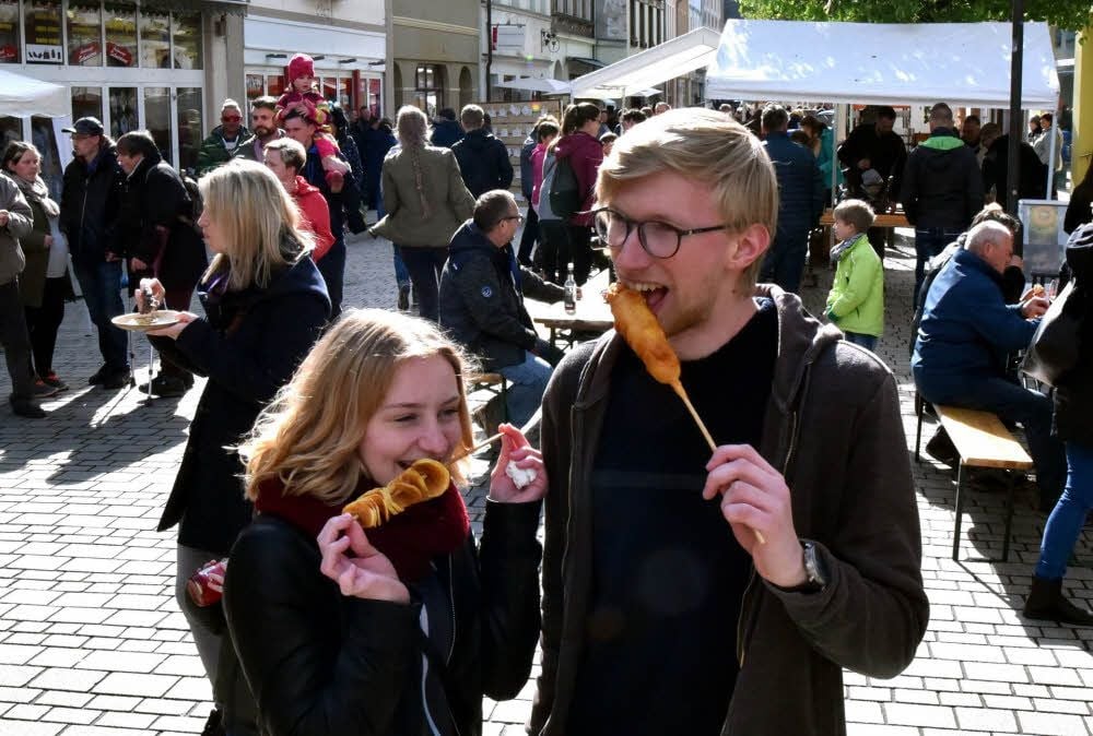 Beim Streetfoodfestival ließen es sich Nicole Karolat und Thomas Schäfer aus Weißenfels sowie Tausende weitere Gäste schmecken.