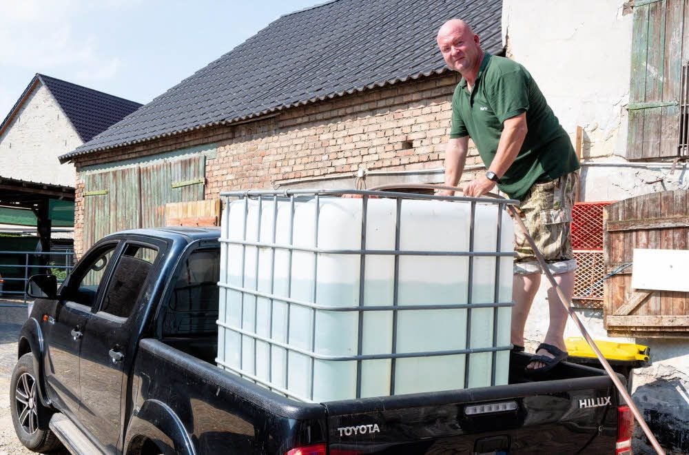 Mario Luky befüllt den Wassertank.