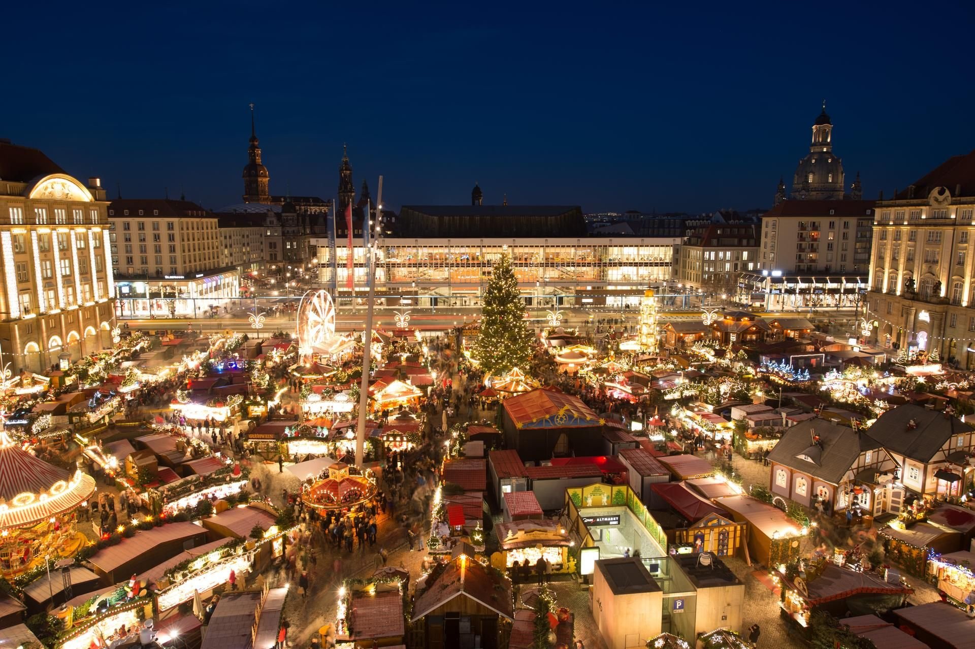 Dresden: Hell erleuchtet sind die Verkaufsstände auf dem Striezelmarkt.