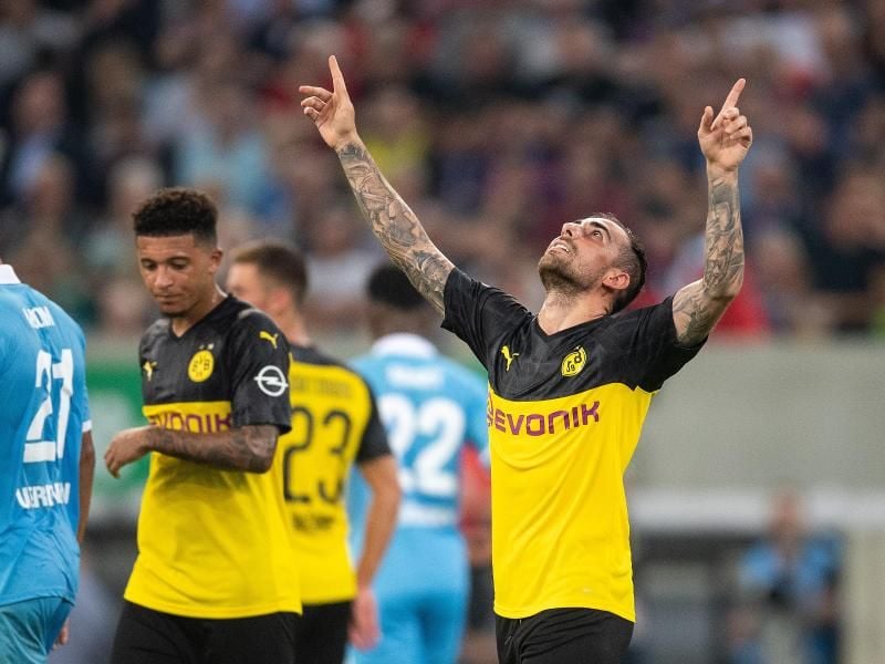 Stürmer Paco Alcacer (r) jubelt nach seinem Treffer zum 2:0-Endstand. Der Spanier gewann mit Borussia Dortmund in der ersten Runde des DFB-Pokals beim Drittligisten KFC Uerdingen. Foto: Marius Becker