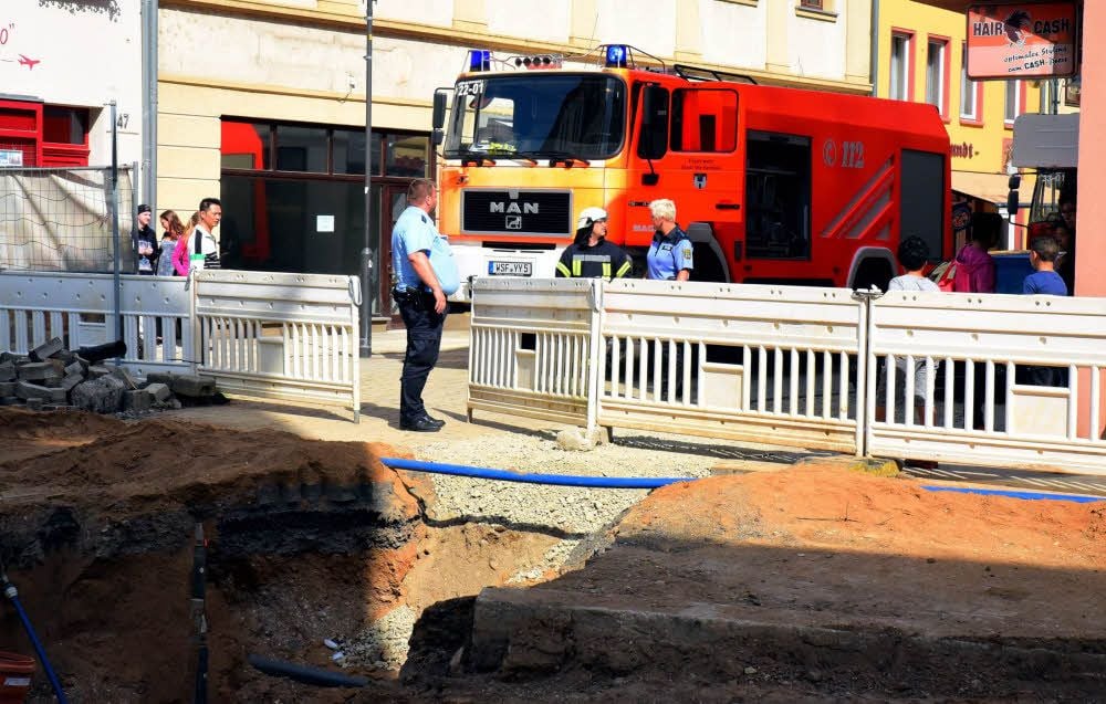 Das Dönergeschäft an der Saalstraße ist knapp einer Katastrophe entgangen. Menschen schauen zu, wie die Feuerwehr anrückt.