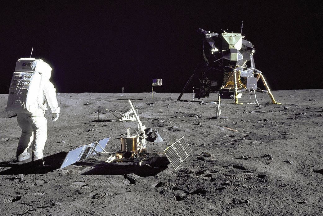 Der US-Astronaut Buzz Aldrin steht auf der Mondoberfläche, nachdem er verschiedene Gerätschaften für Experimente aufgebaut hat.
