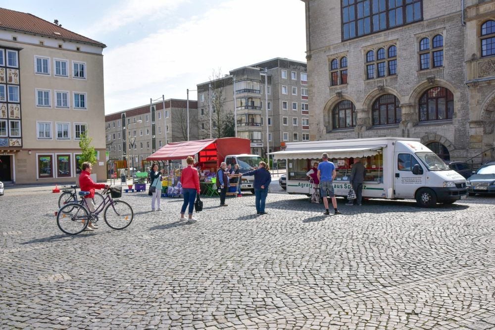 „Abstand halten!“ heißt es nun beim Wochenmarkt auf dem Dessauer Marktplatz.