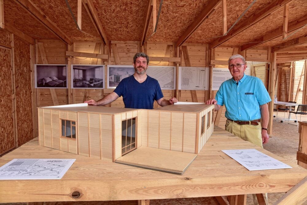 Lothar Gabler (r.) und Mauricio Sosa Noreña im von Kasseler Studenten gebauten Hilberseimer Haus in der Dessauer Mittelbreite.