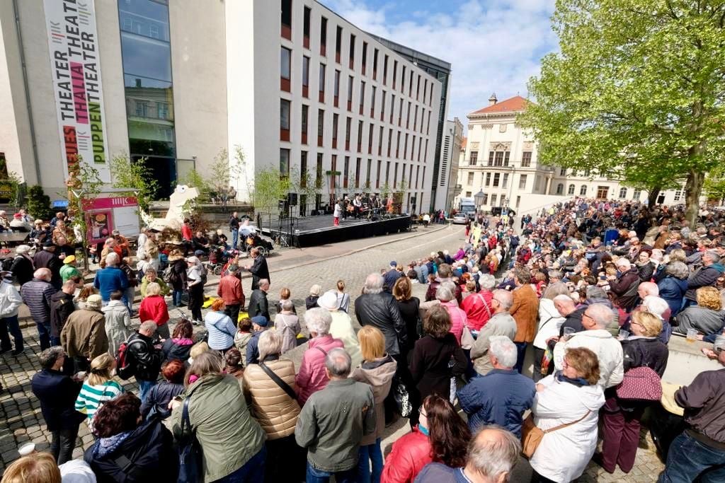 Volles Haus bei der Maifeier des nt in Halle.
