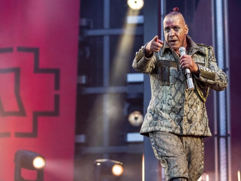 Till Lindemann, Frontsänger von Rammstein, tritt beim Konzert der Band Rammstein im Olympiastadion auf. Foto: Christoph Soeder/Archiv