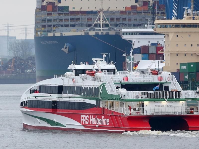 Die neue Helgolandfähre der Flensburger Förde Reederei Seetouristik läuft in den Hamburger Hafen ein. Foto: Bodo Mark/Archiv
