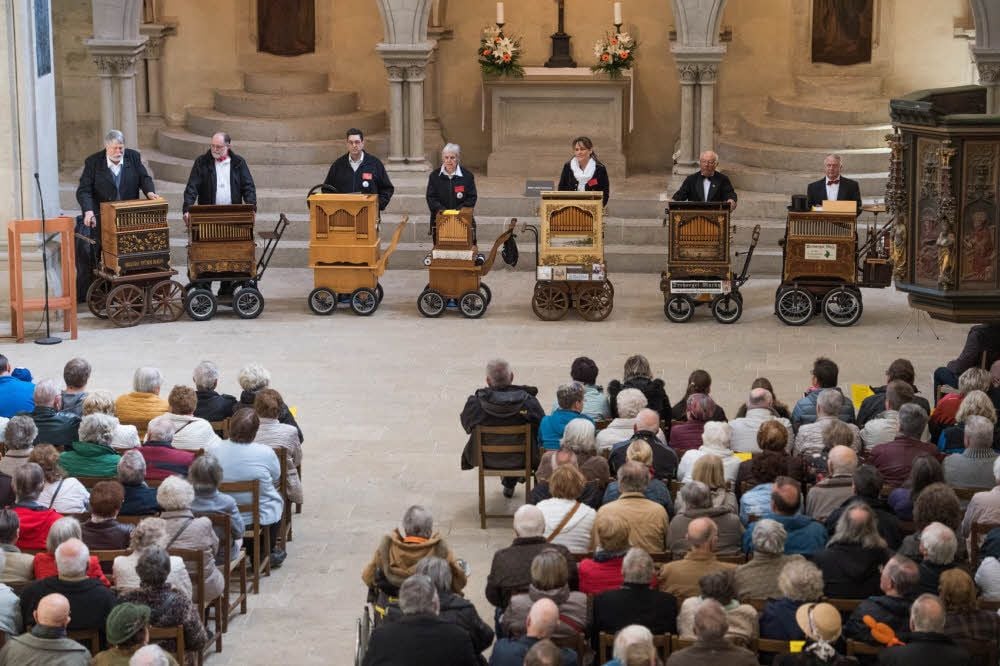 Bis auf den letzten Platz besetzt ist der Naumburger Dom: Hier geben Mitglieder des Clubs deutscher Orgelfreunde ein einstündiges klassisches Konzert. Moderiert wird es vom Club-Vorsitzenden Joachim Petschat (l.) aus Leipzig.