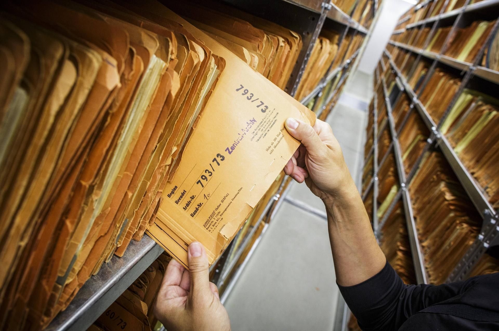 Das Archiv der DDR-Staatssicherheit mit Millionen geretteter Akten gilt als Errungenschaft der friedlichen Revolution. Mit den Papieren soll über die Geschichte aufgeklärt werden. Wie wird das künftig klappen?