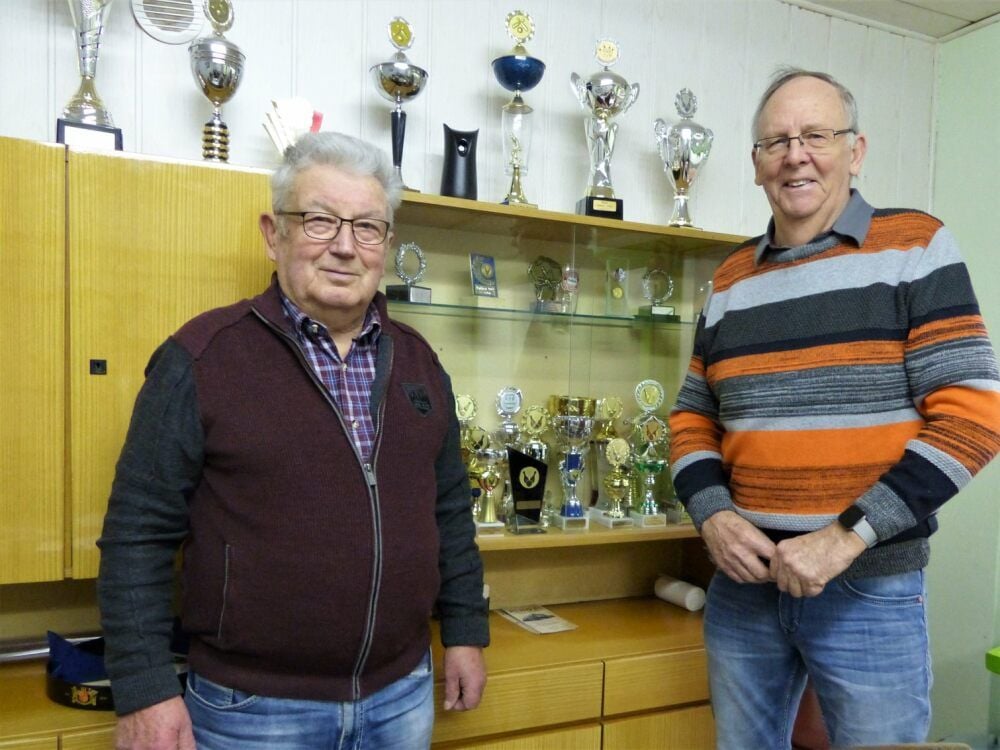 Günter Noserke (l.) mit Kegler Steffen Baum, zuständig für Öffentlichkeitsarbeit im Verein, vor den unzähligen Pokalen der Karsdorfer Mannschaft.