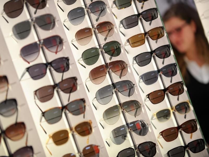 Sonnenbrillen für den Mann sind in diesem Sommer etwas dezenter. Foto: Andreas Gebert/dpa