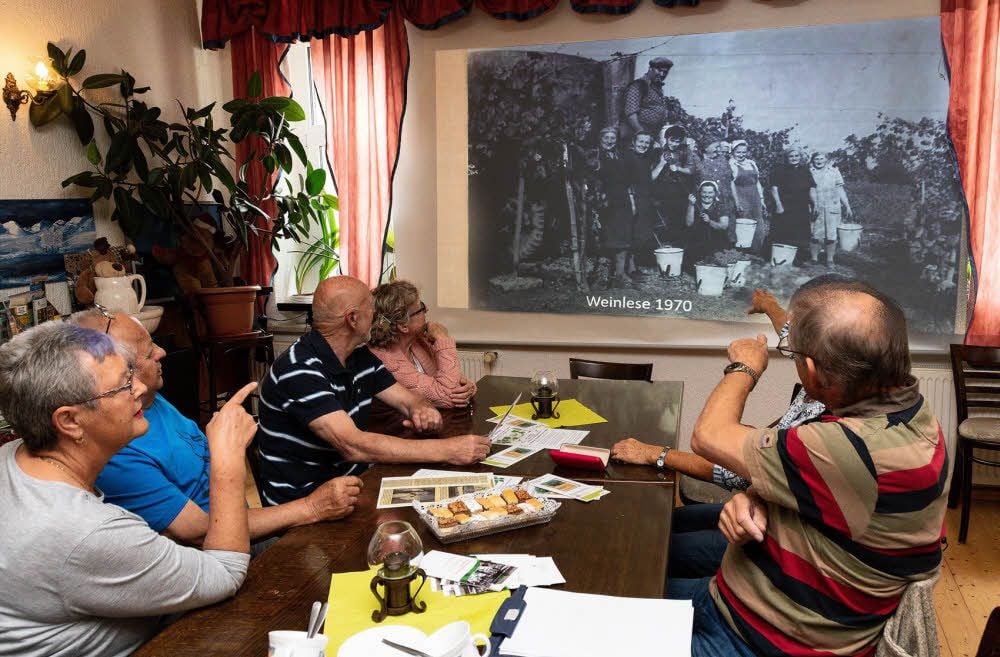 Beim Erzählcafé zum Thema „Weinberg Branderoda“ im Wirtshaus „Drei Linden“ des Dorfes weckten historische Fotos viele Erinnerungen.