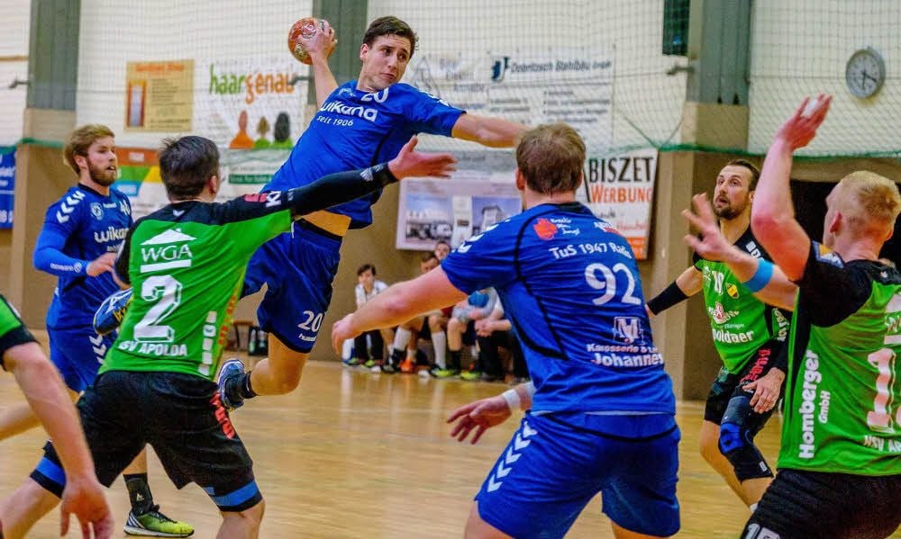 Max Ziemann (am Ball), hier in der Saison 2015/16 gegen Apolda aktiv, hat sich einen Platz in der Start-Mannschaft erkämpft. Am Freitag um 19.30 Uhr stehen die Oberliga-Handballer von TuS 1947 Radis in der Bachstadt Meister HG 85 Köthen gegenüber.