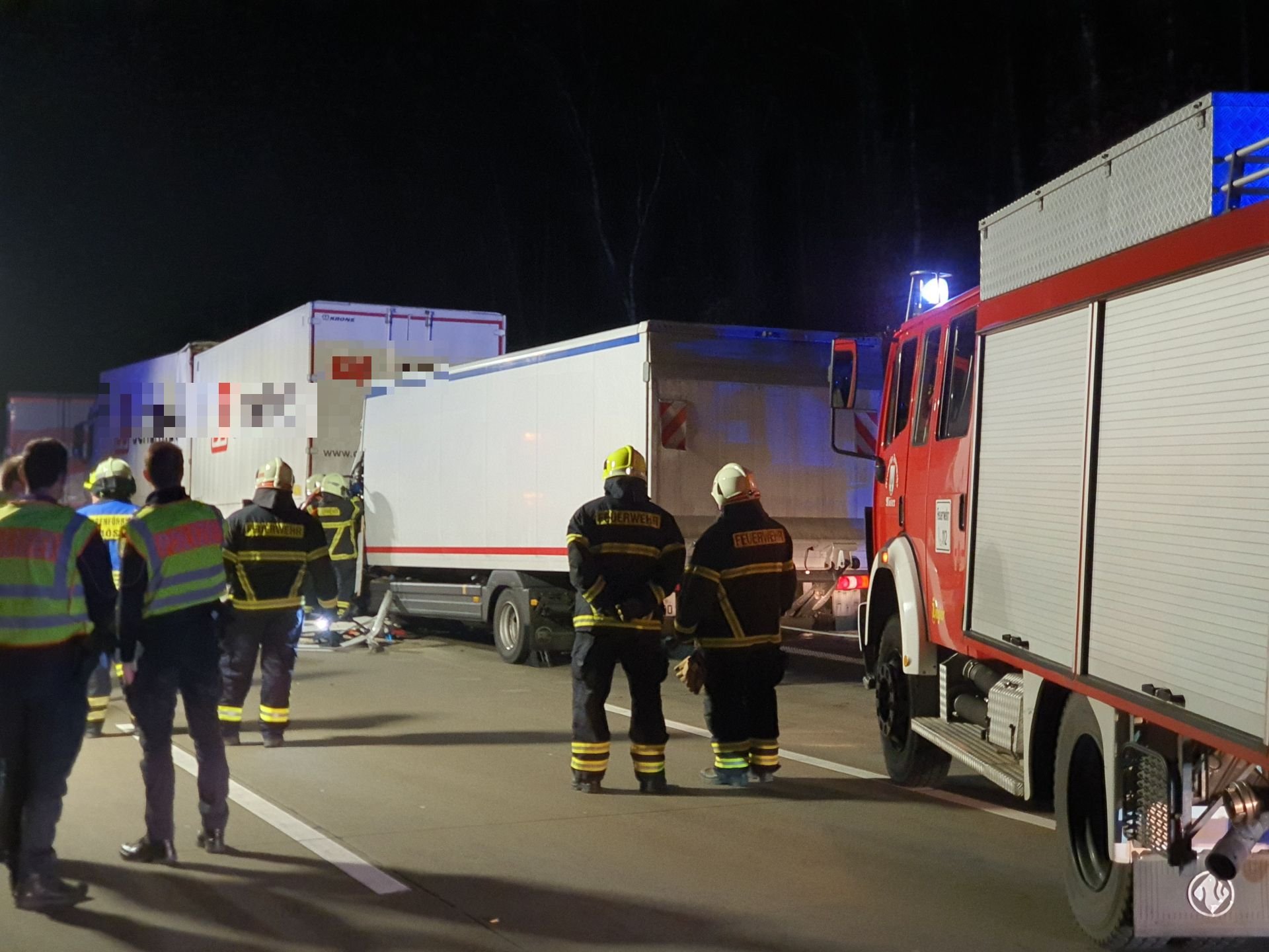 Feuerwehrleute sind nach einem Unfall auf der Autobahn 2 im Einsatz. Auf der Autobahn 2 in der Nähe von Theeßen (Jerichower Land) ist in der Nacht ein Gefahrguttransporter in Flammen aufgegangen - ein Mensch starb zudem bei einem Folgeunfall.